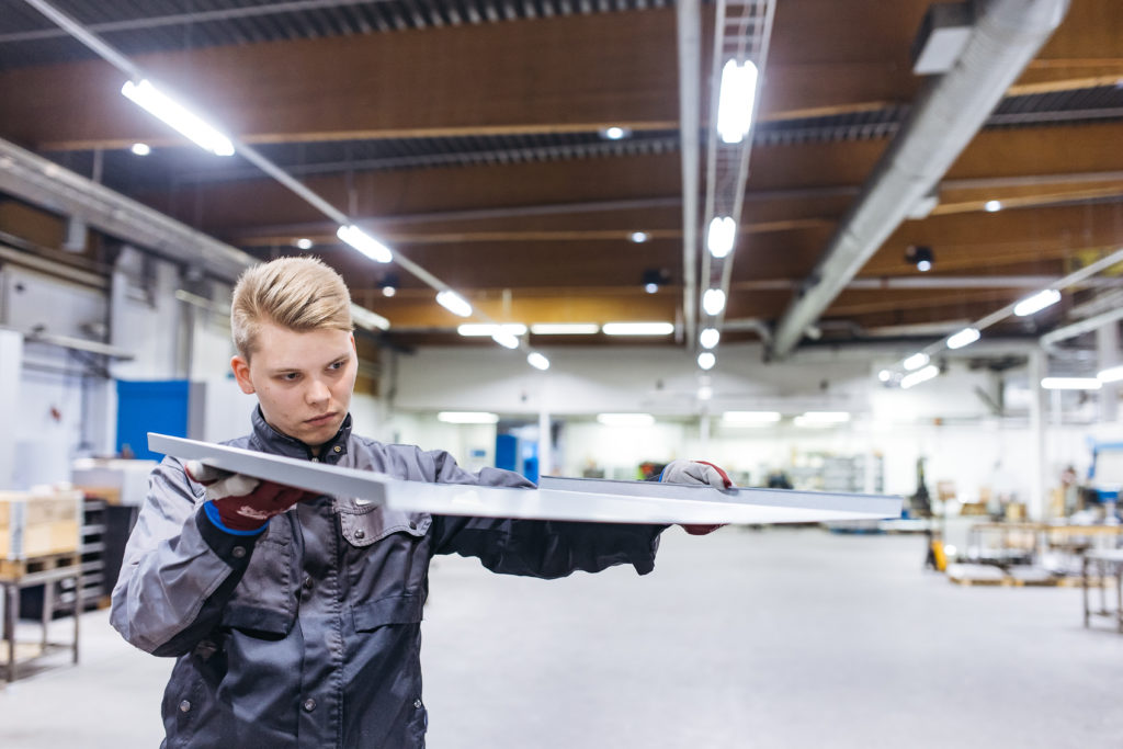 Työntekijä tarkistaa ohutlevyn laatua