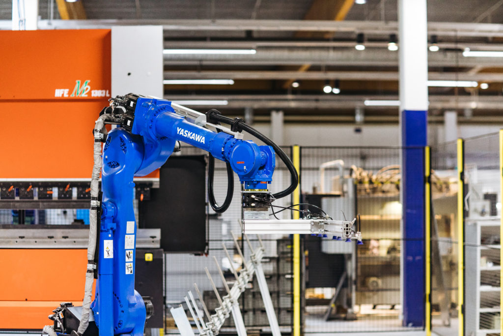 Särmäys eli ohutlevyosien taivutuskone toimii nykyaikaisessa tehtaassa erilaisten koneiden ja laitteiden ympäröimänä.