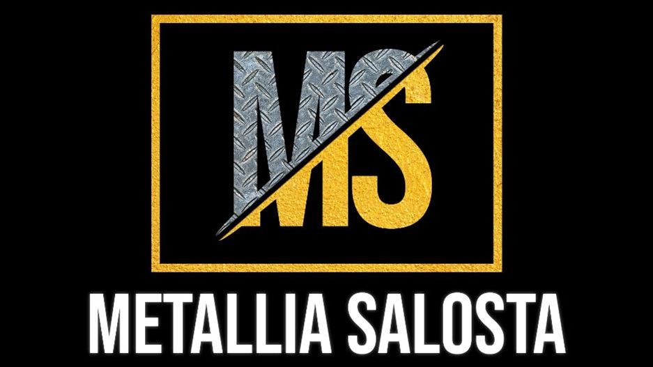 Logo, jossa MS-kirjaimet on jaettu vinosti: vasen puoli on metallinen ja oikea kultainen. Sen alapuolella on mustalla taustalla valkoisella tekstillä teksti METALLIA SALOSTA.